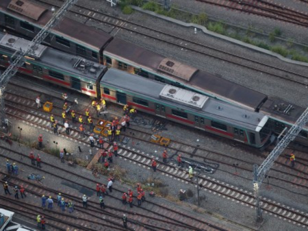 日本東京附近兩列列車相撞後,工作人員到場處理。(法新社資料圖片)