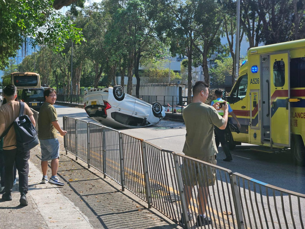 一輛私家車下午約2時許，在大埔大貴街及大昌街交界，懷疑失控撞壆後反轉。（網上圖片）