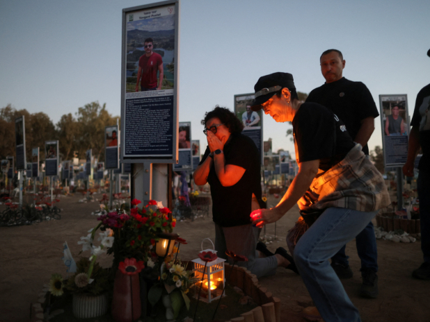 在以色列南部雷姆音樂節兩年前遇襲現場,有遇難者家屬和民眾悼念。(路透社)