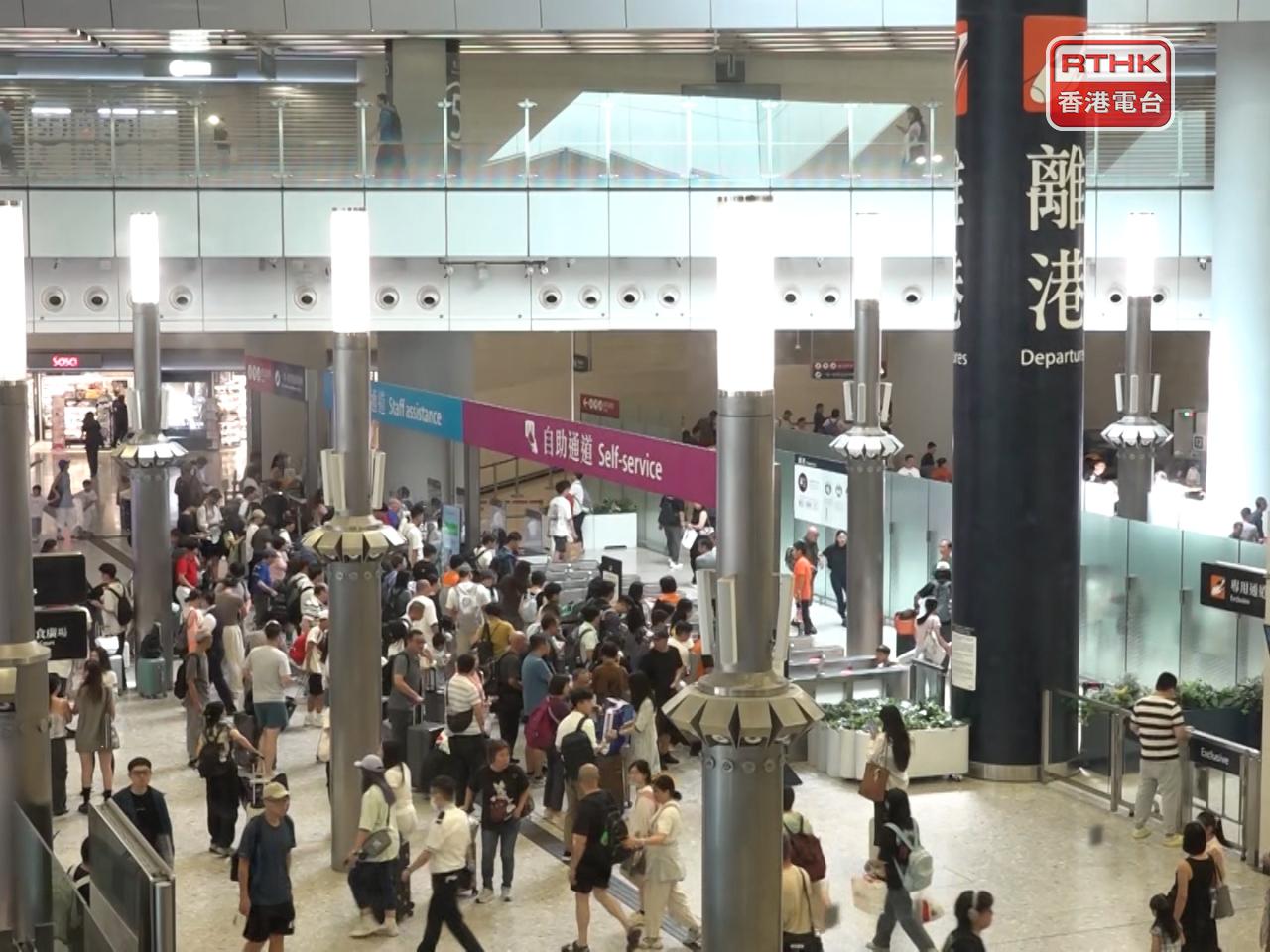 有6萬3千多人次內地旅客出境，最多人經西九高鐵站出境。（林紹鋒攝）