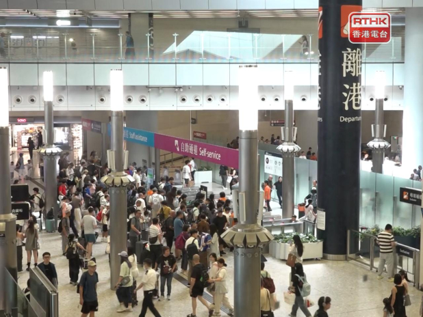 有6萬3千多人次內地旅客出境,最多人經西九高鐵站出境。(林紹鋒攝)