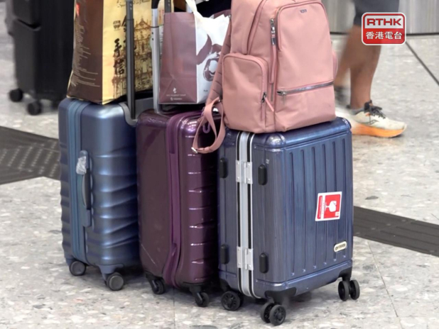 內地中秋國慶黃金周假期明日結束,不少內地旅客把握機會購物。(林紹鋒攝)