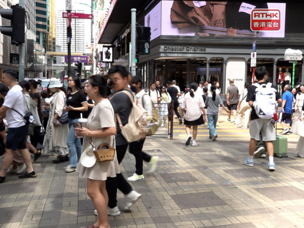 一連八日內地國慶黃金周踏入尾聲,入境處數字顯示,截至下午4時,有30萬5千多人次出境,當中6萬3千多人次是內地旅客。