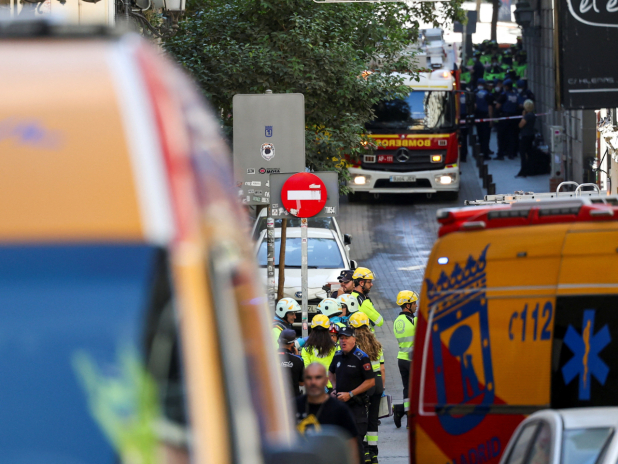 救援人員趕到現場,警方封鎖附近一帶。(路透社)