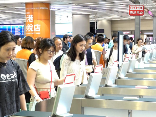 逾92萬6千多人次經各管制站出入境，其中43萬多人次出境、49萬5千多人次入境。（林紹鋒攝）