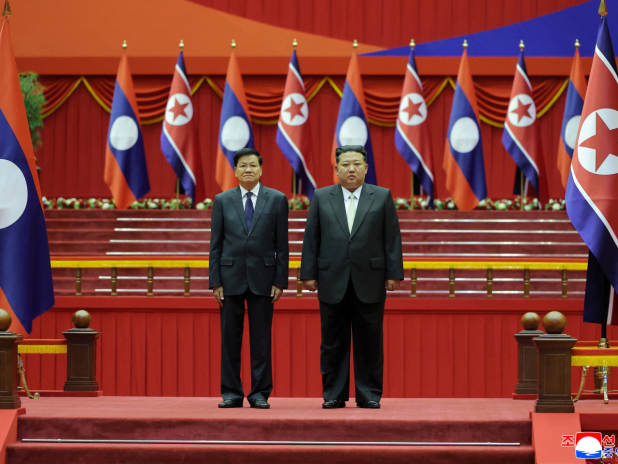 金正恩與到訪北韓的通倫會面。(路透社)