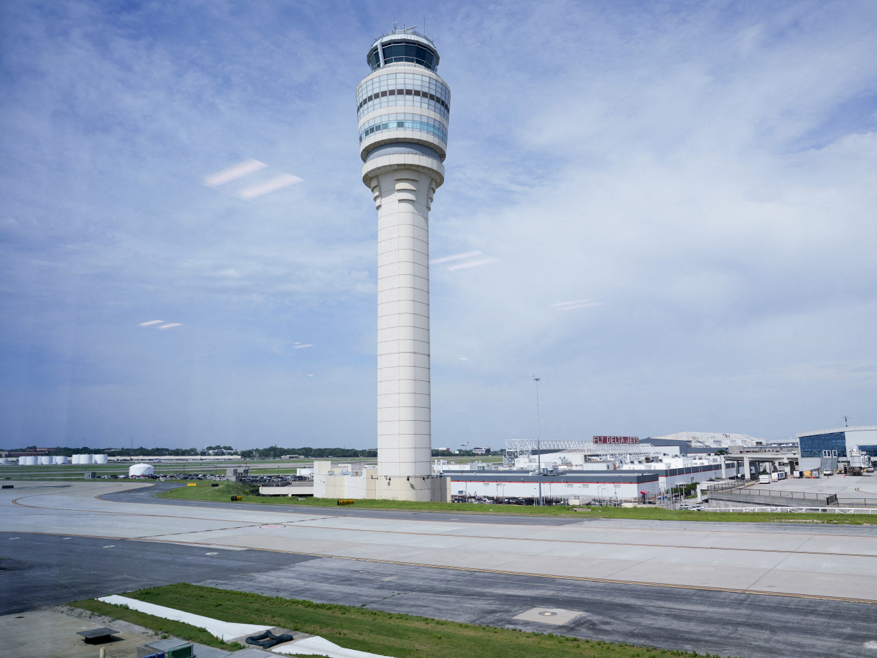 美國聯邦航空管理局說，空中交通管制人員短缺令多個機場航班延誤。（路透社資料圖片）