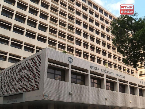 被撃中女子送往伊利沙伯醫院救治。（港台圖片）