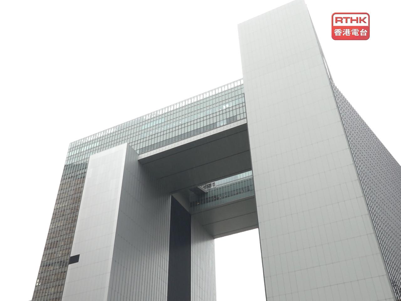 過去3個財政年度，政府34個專業職系的職位空缺總數分別為672、755及720個。（港台圖片）