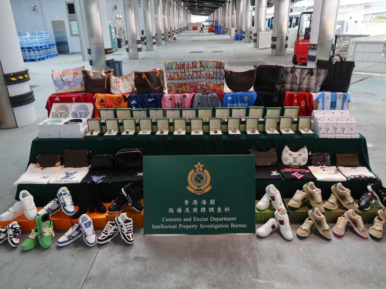 行動中檢獲共約45000件懷疑冒牌貨物，包括手表、手袋、鞋具及香水，估計市值共約2100萬元。（政府新聞處）