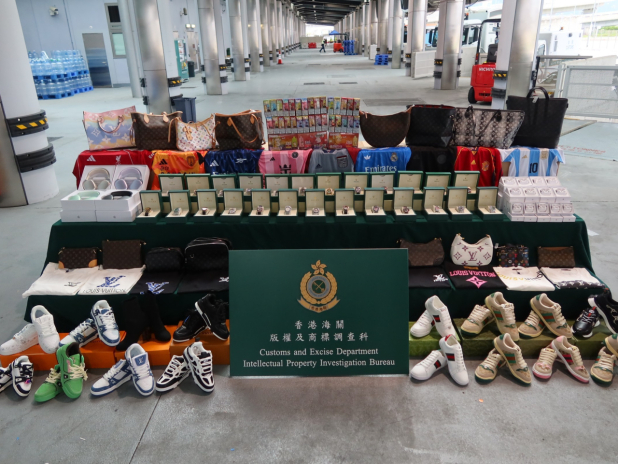 行動中檢獲共約45000件懷疑冒牌貨物,包括手表、手袋、鞋具及香水,估計市值共約2100萬元。(政府新聞處)