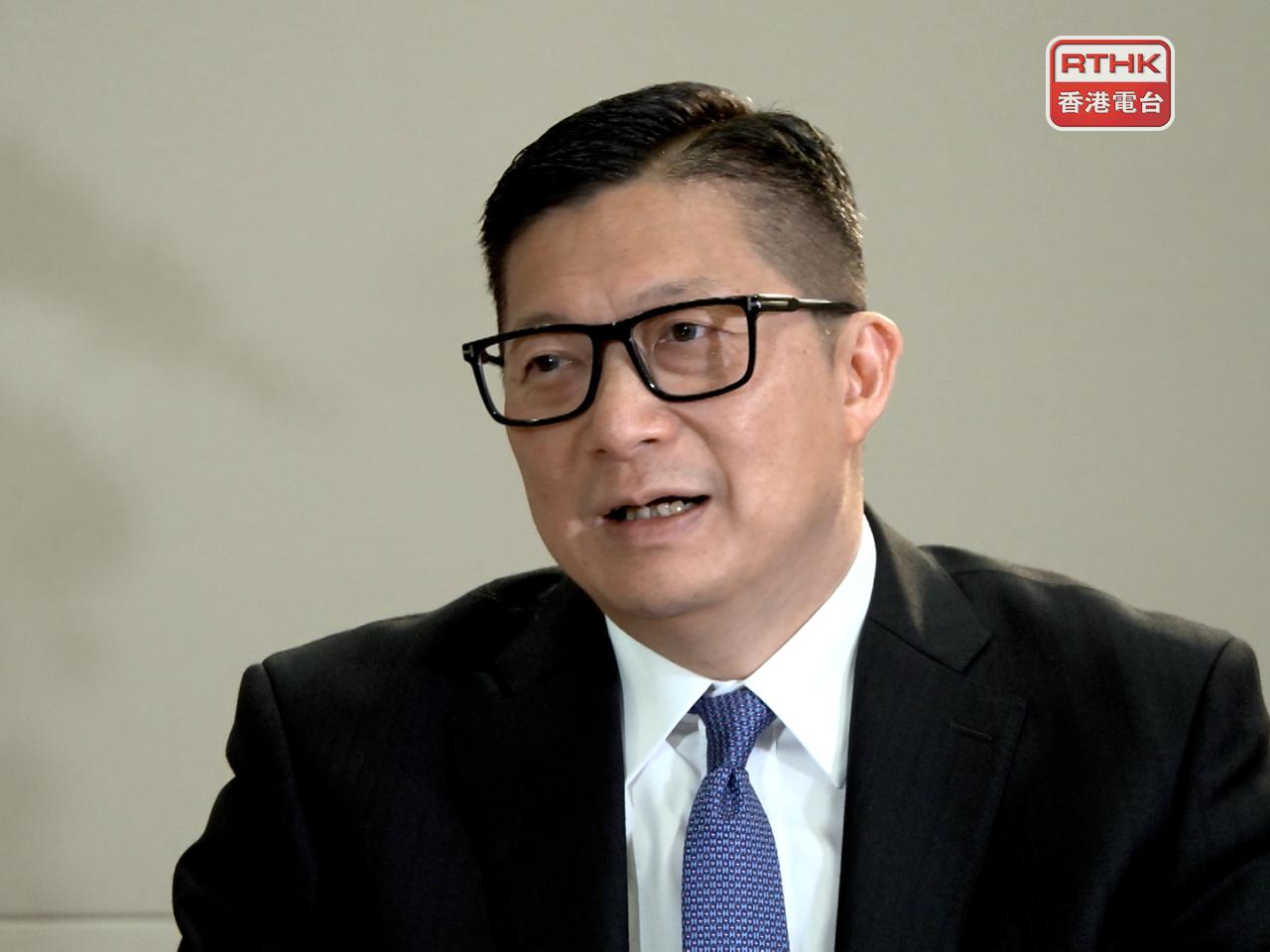 鄧炳強表示，留意到社會有意見，希望研究從法律層面針對在惡劣天氣下追風逐浪的不負責行為。（港台圖片）