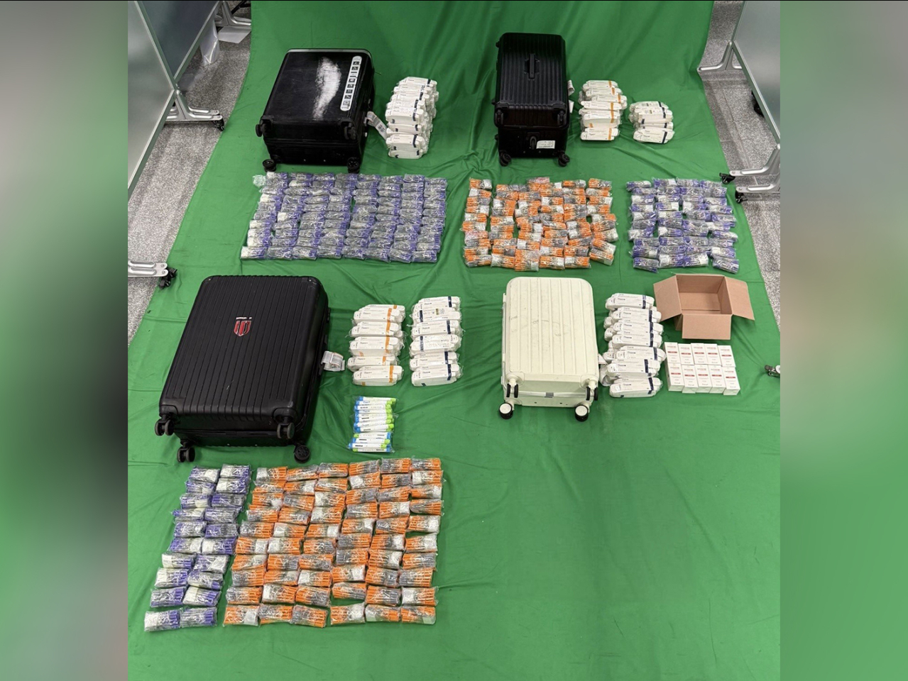 海關檢獲6517支含有第一部毒藥的藥物針劑及600粒含有第一部毒藥的藥劑產品。（政府新聞處）