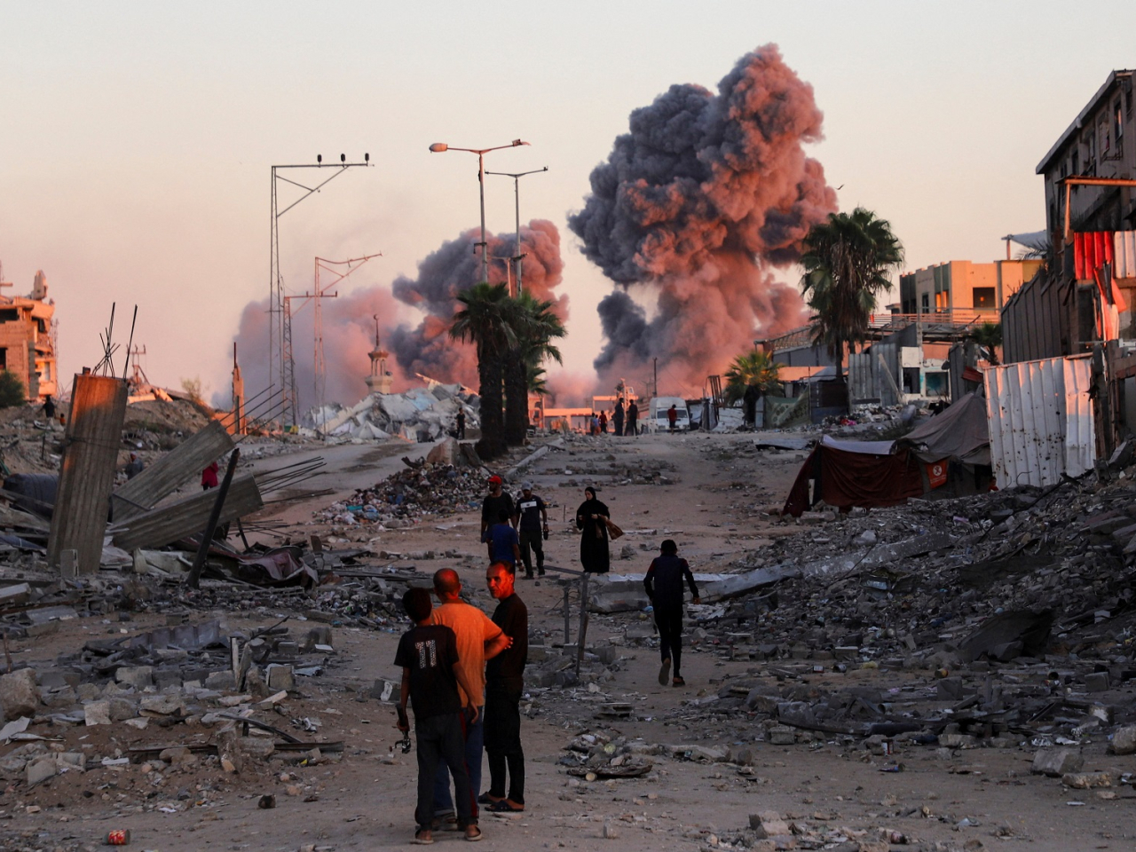 Donald Trump said all Israeli hostages will be freed "very soon", while Israel will withdraw all troops "to an agreed upon line" following a two-year war that has devastated Gaza. Photo: Reuters