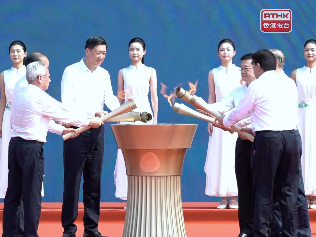 廣東省委書記黃坤明、香港特區行政長官李家超、澳門特區行政長官岑浩輝等點燃聖火。（陳韋丞攝）