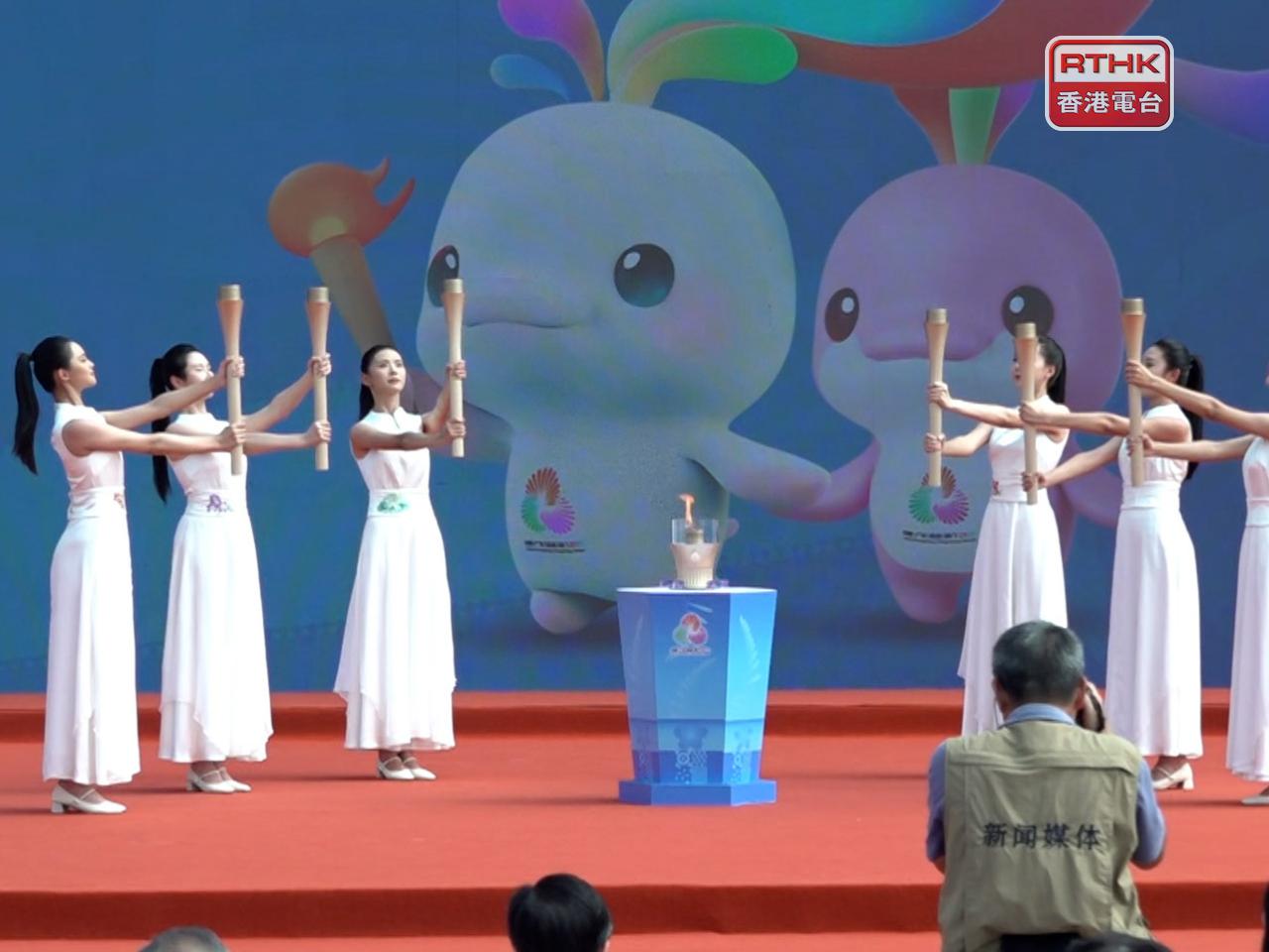 在儀式中擔任「採火少女」的學生表示,從選拔中脫穎而出,參與儀式,感到很榮幸和驕傲。(陳韋丞攝)