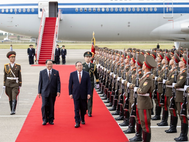 李強（中）率團到平壤，出席勞動黨建黨80周年慶祝活動，並對北韓進行正式訪問。（新華社）