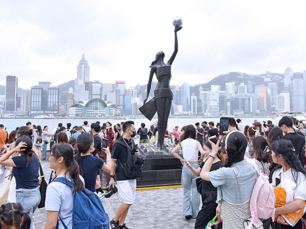 國慶黃金周入境旅客164萬人次，內地旅客佔140萬。（新華社）