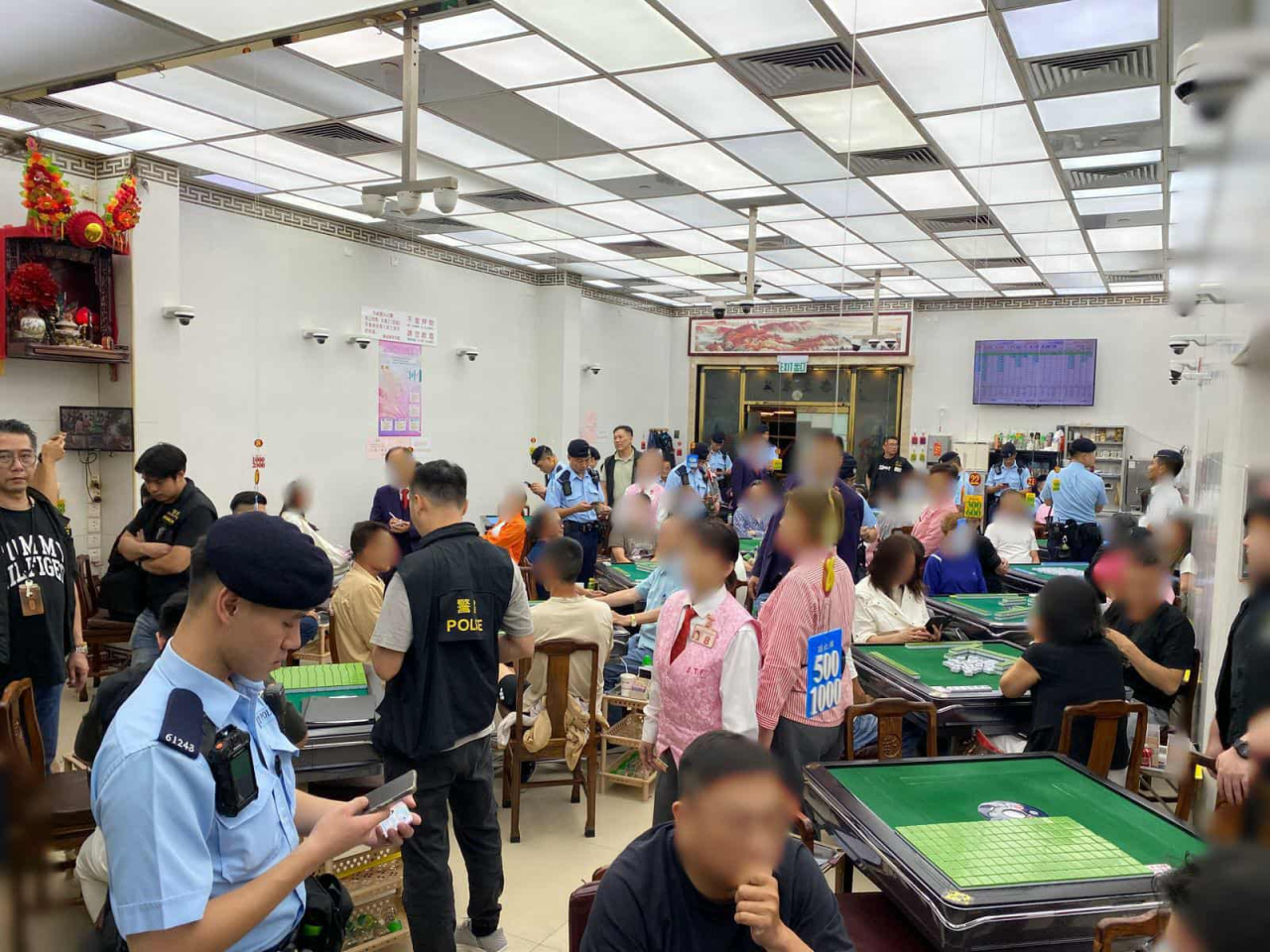 警方採取大規模反三合會執法行動，突擊巡查多個目標處所。(警方提供)