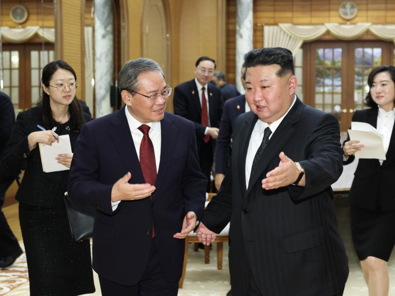 李強與北韓領導人金正恩會面。（新華社）