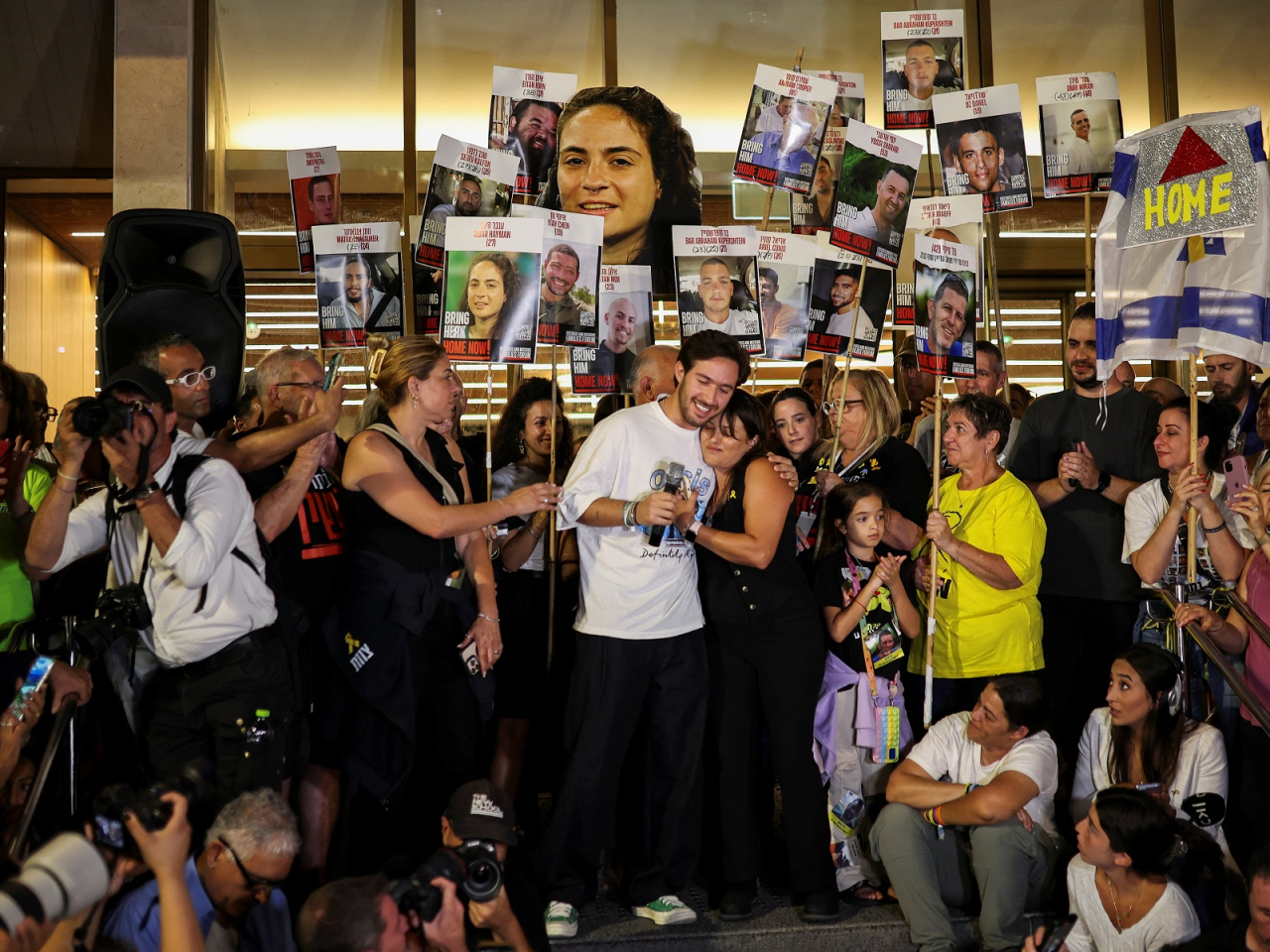 People celebrated at the "Hostages square" in Tel Aviv, Israel, after US President Donald Trump announced that Israel and Hamas had agreed on the first phase of a Gaza ceasefire. Photo: Reuters