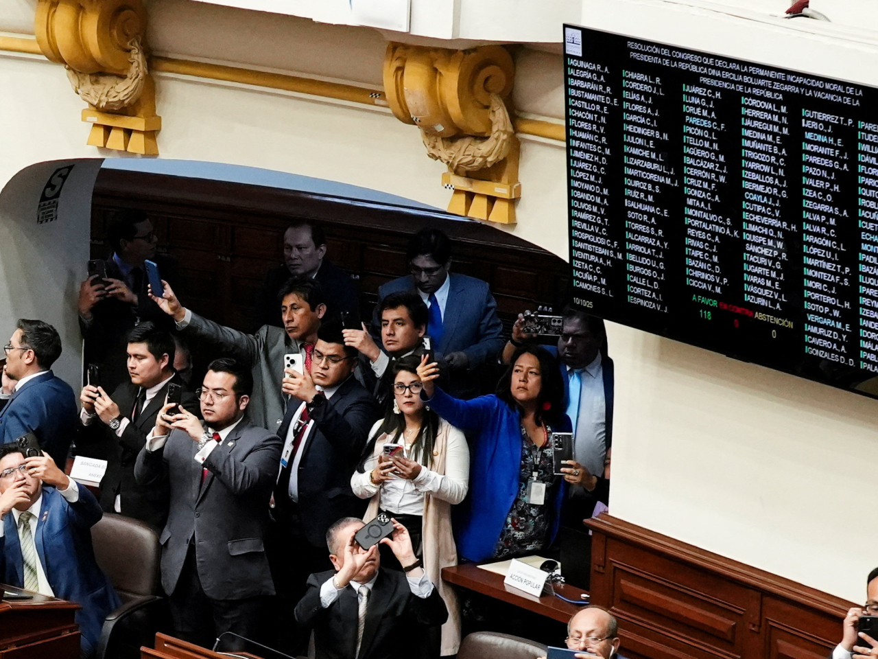 秘魯國會通過彈劾議案，解除博魯阿爾特總統職務。（路透社）