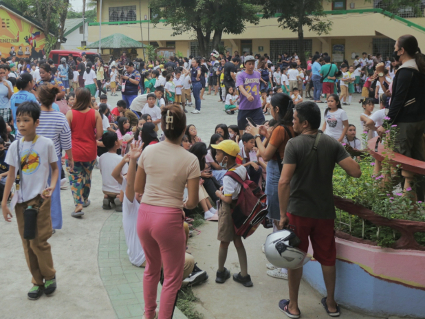 地震發生後,民眾到街上暫避。(新華社)