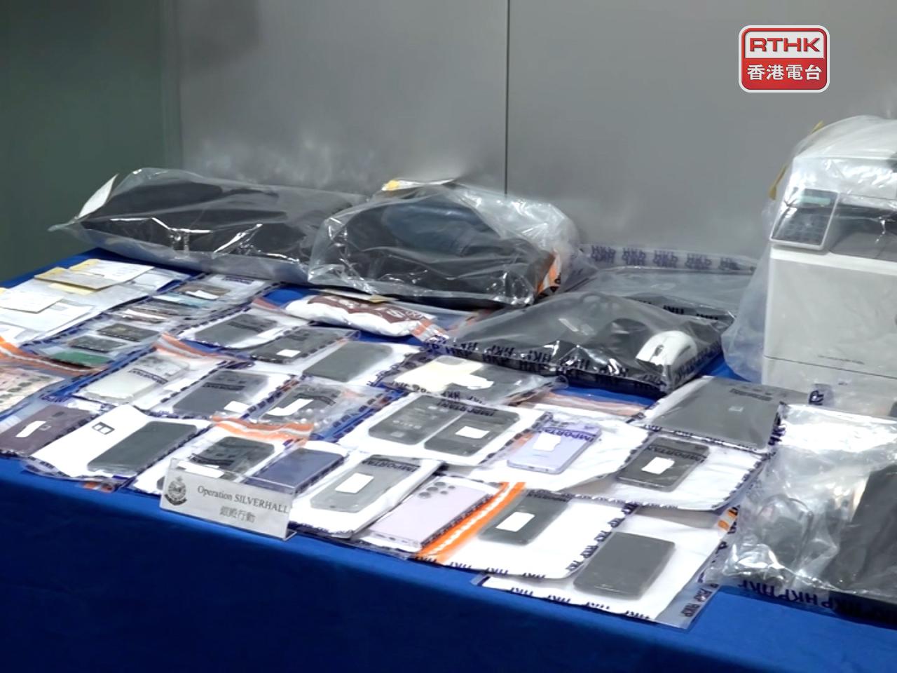 行動中檢獲多部手提電話、手提電腦和打印機等。（周國安攝）