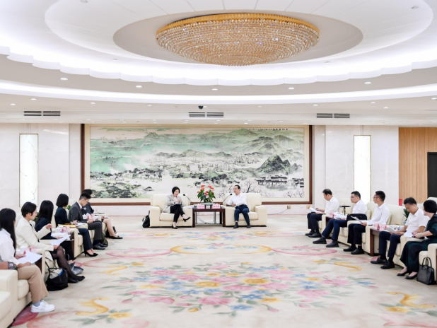 劉凱旋(左七)與東莞市委副書記、市人民政府市長呂成蹊(右六),以及東莞市委常委、市人民政府副市長劉光濱(右五)會面。(政府新聞處)