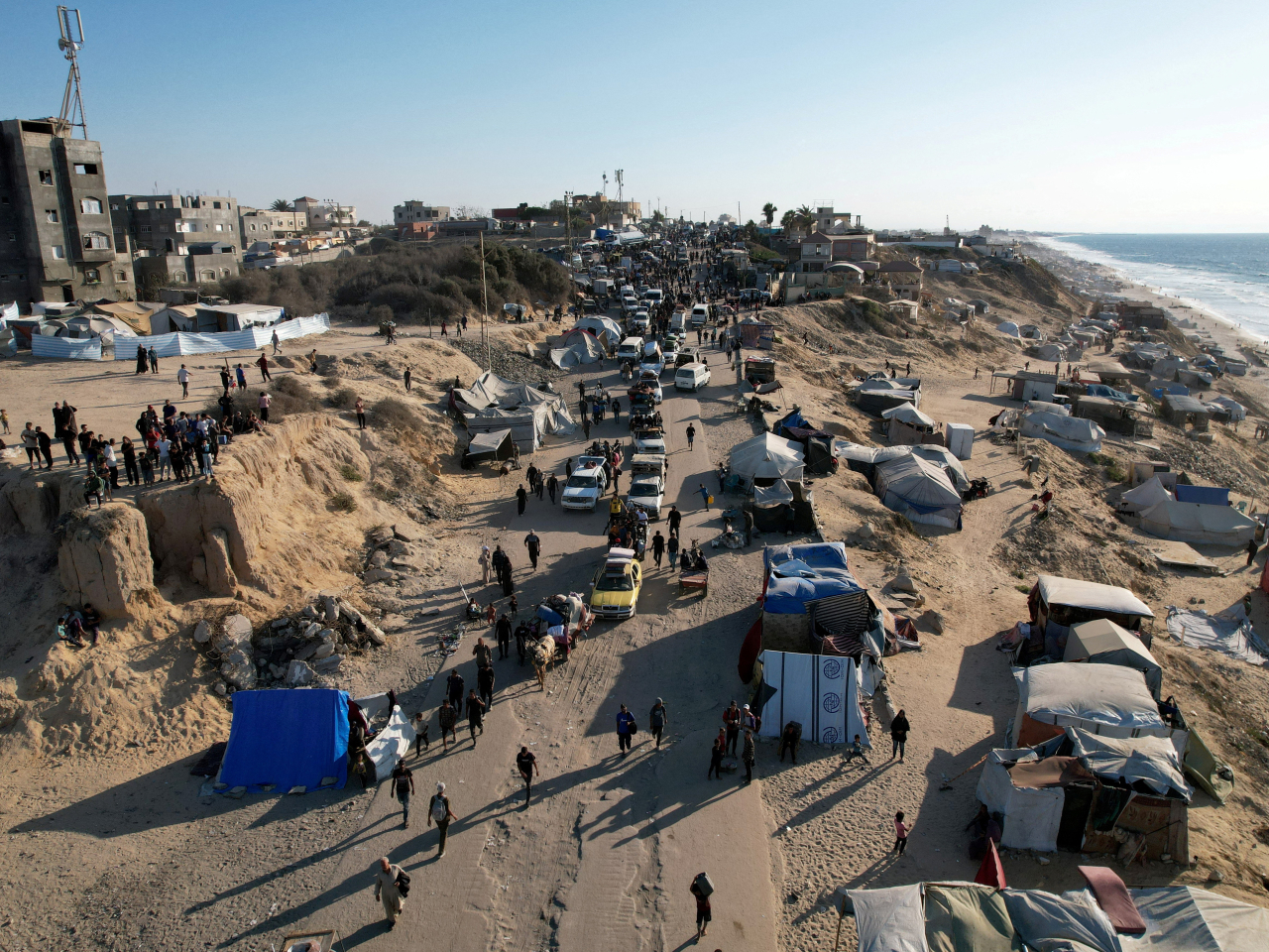 Displaced Palestinians make their way back to northern Gaza. Photo: Reuters