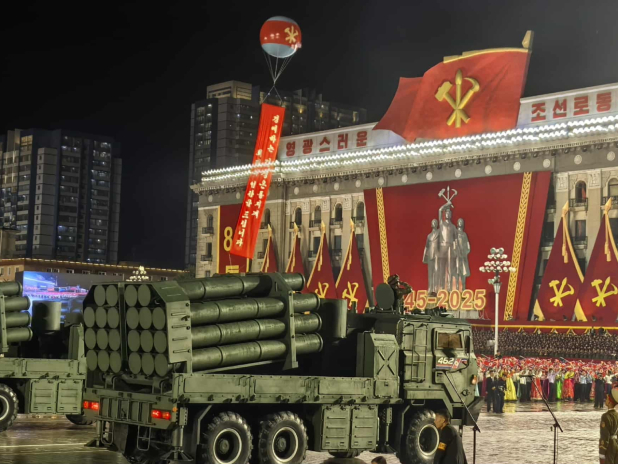 北韓在首都平壤市中心的金日成廣場舉行大型閱兵。(央視新聞圖片)