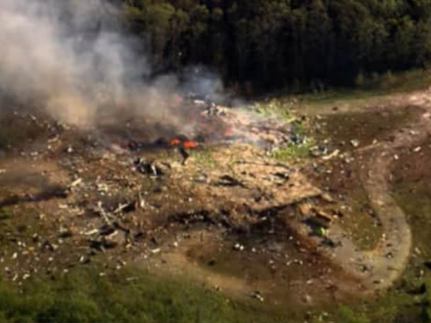 爆炸威力強大，現場影片顯示，火焰和濃煙從一片廢墟中升起。（央視新聞圖片）