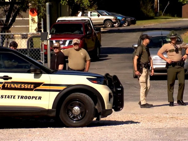 執法人員在發生爆炸的工廠外圍駐守。（路透社）