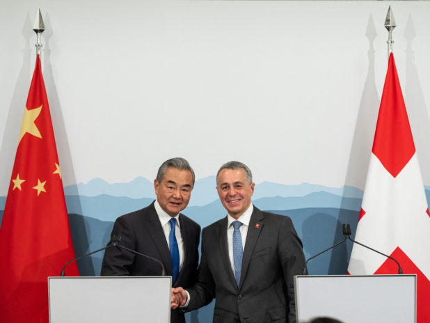 王毅與瑞士聯邦委員兼外長卡西斯會見傳媒。(路透社)