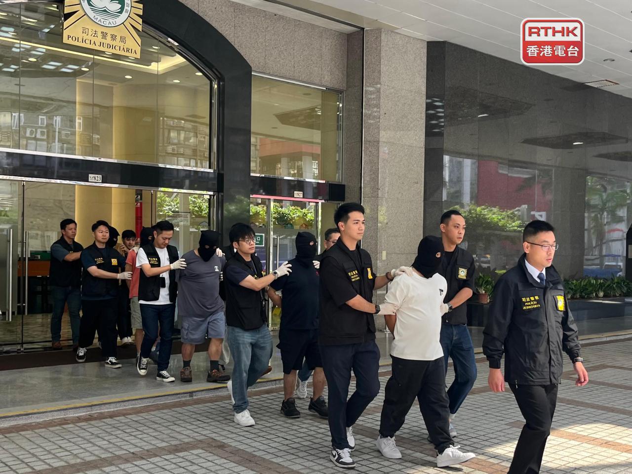 澳門司警早上將5名香港男子押送到檢察院。（鄭月明攝）