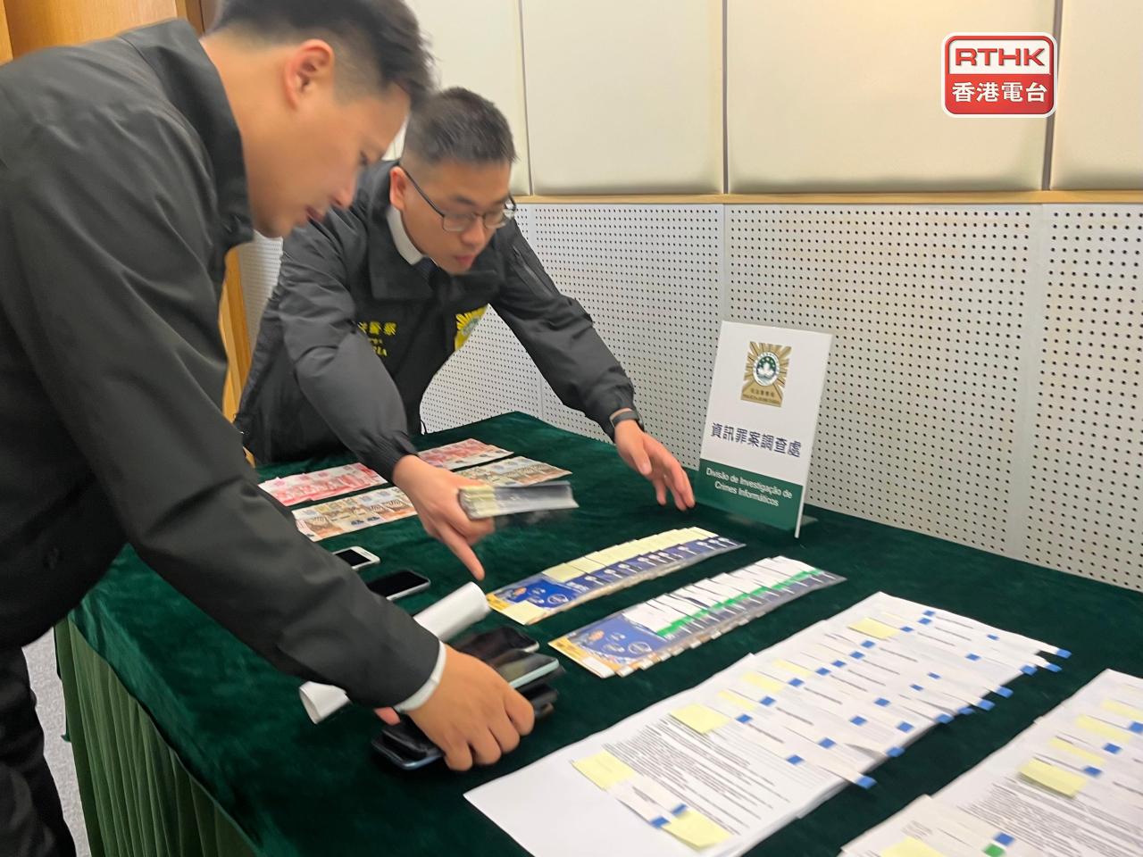 澳門司警展示搜出的電話咭及登記資料等證物。（鄭月明攝）