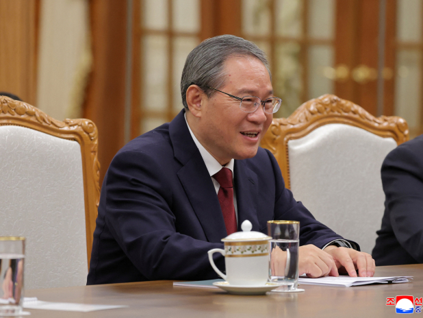 李強在平壤同勞動黨中央政治局常委、內閣總理朴泰成會談。（路透社資料圖片）