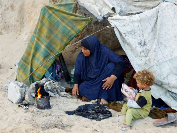 協議規定運載物資的大貨車將被允許進入加沙，為家園盡毀、長期在帳篷中避難的加沙平民提供援助。（路透社資料圖片）