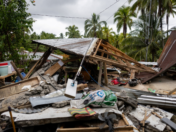 地震發生後,有建築物受損。(路透社)
