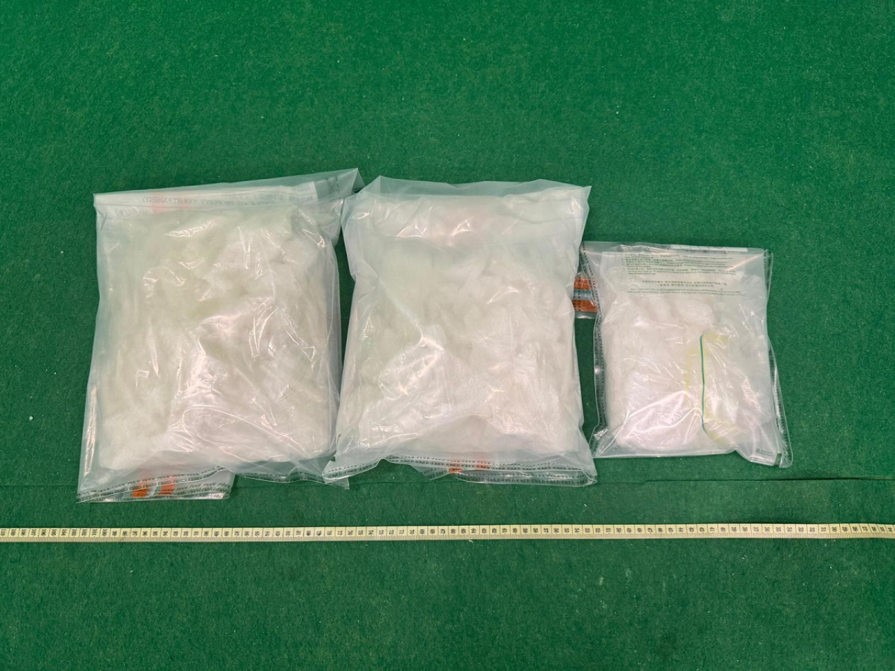 海關檢獲約3.7公斤懷疑冰毒，估計市值約120萬元。（政府新聞處）