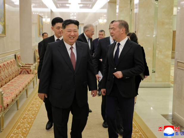 金正恩昨日會見到訪的統一俄羅斯黨主席梅德韋傑夫。（路透社）