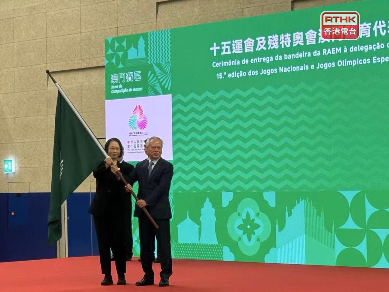 岑浩輝下午與社會文化司司長柯嵐主持十五運授旗儀式。（鄭月明攝）