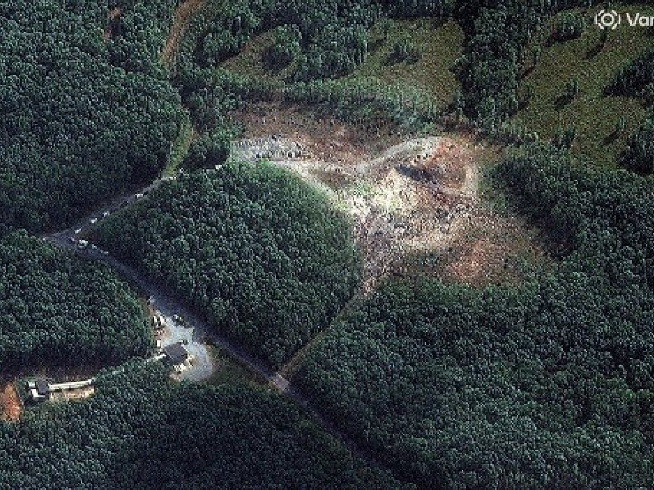 衛星圖片見到，發生爆炸的軍用炸藥廠損毀嚴重。（法新社）