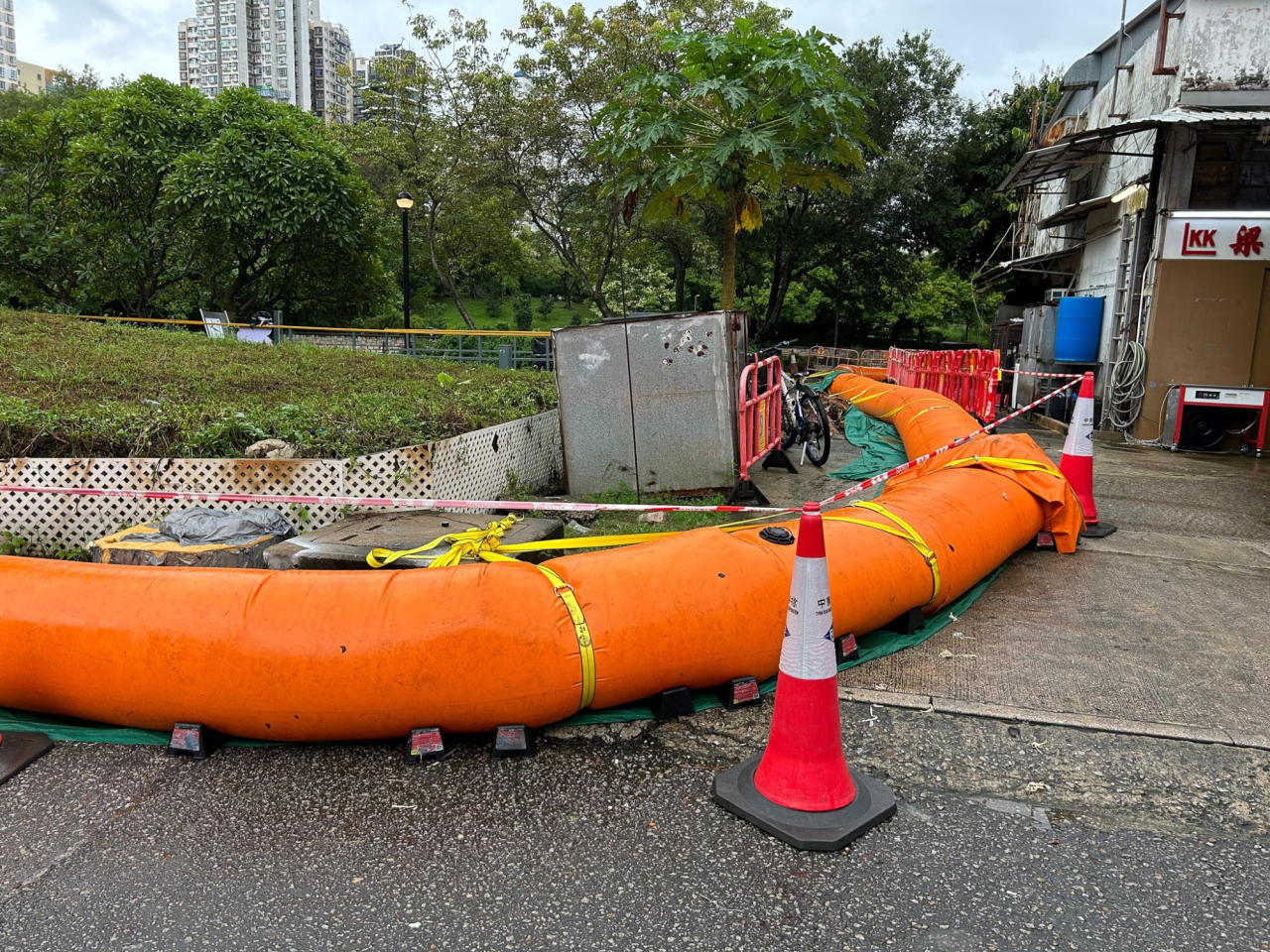 「樺加沙」引致的風暴潮可能會令本港沿岸水位上升。為應對可能出現的水浸，渠務署在大埔普益里設置臨時充水式擋水壩。（發展局網頁）