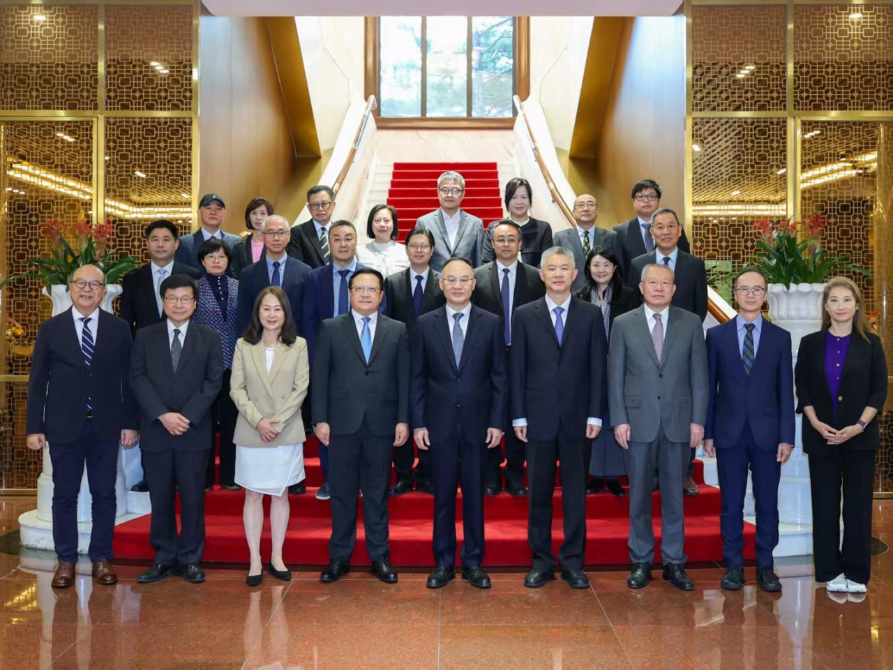 農融（第一排中）在北京會見香港傳媒高層內地參訪團一行。（港澳辦網頁）