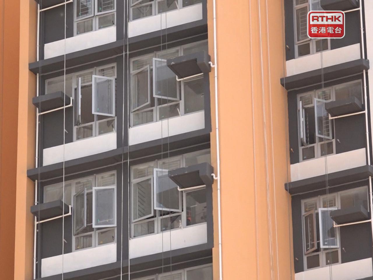 今年7月下旬陸續入伙的觀塘安達臣道安柏苑，有單位懷疑出現滲水。（港台圖片）