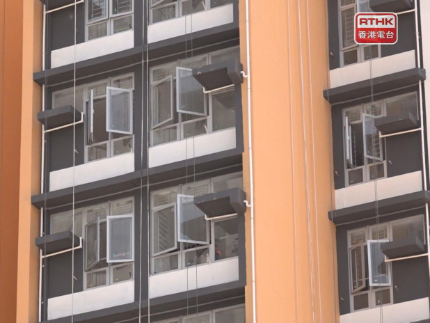 今年7月下旬陸續入伙的觀塘安達臣道安柏苑，有單位懷疑出現滲水。（港台圖片）
