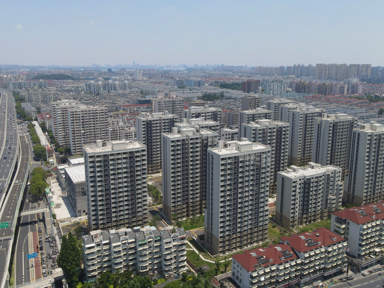 北京、上海及深圳等城市相繼推出樓市鬆綁政策，有分析預料寬鬆措施將繼續出台。（新華社資料圖片）