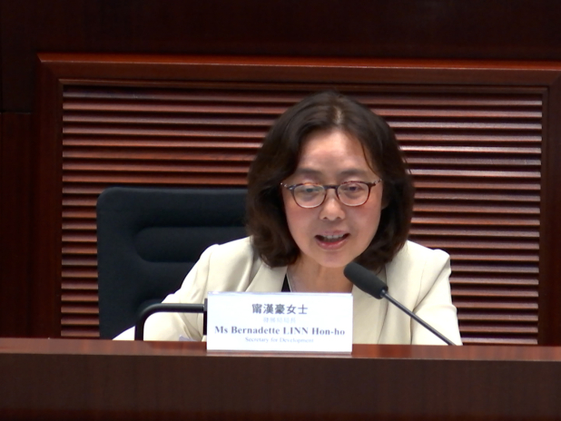 發展局局長甯漢豪在立法會一個委員會回應說，現時不只檢討「七年樓齡」收購機制，會檢討整個配套。