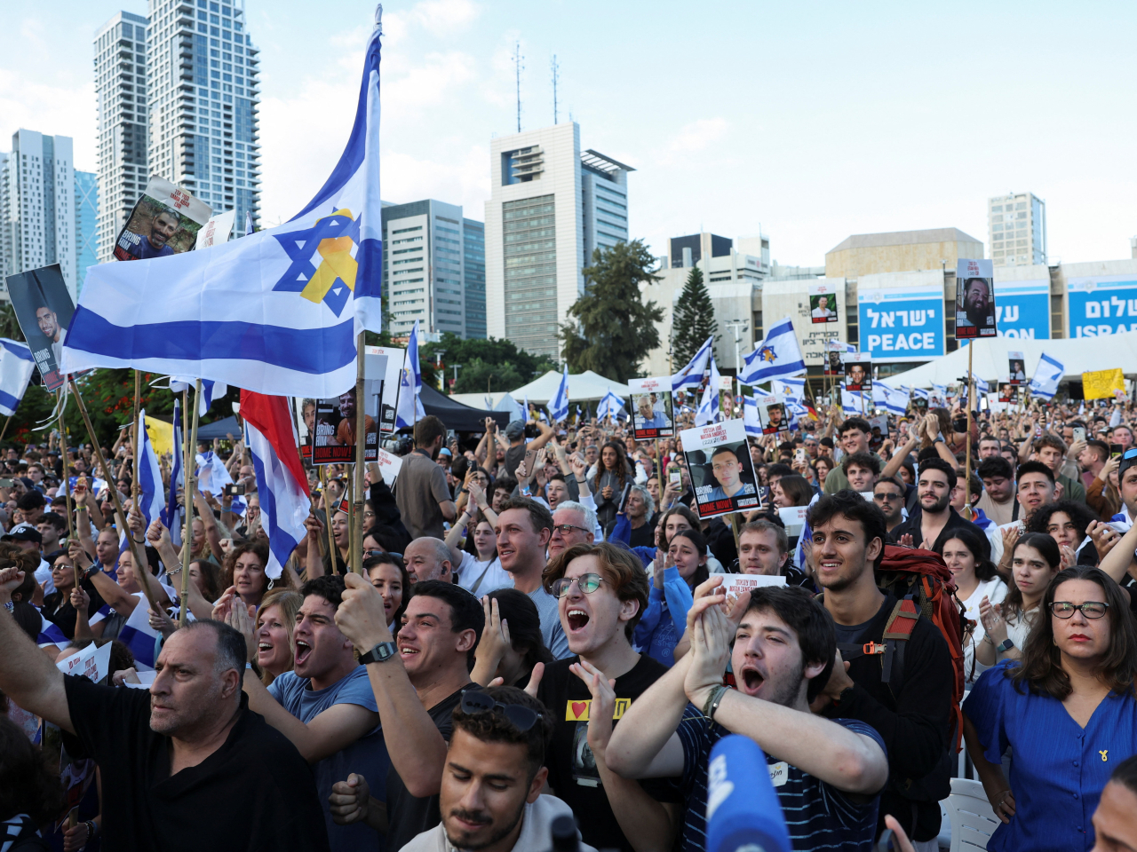 Israelis gather at 'Hostages Square' in Tel Aviv to await the return of the hostages. Photo: Reuters